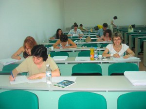 Кандидатстудентска кампания, 2006 г. - проверка на писмените работи по български език (на преден план: доц. д-р Ваня Зидарова и доц. д-р Красимира Чакърова).